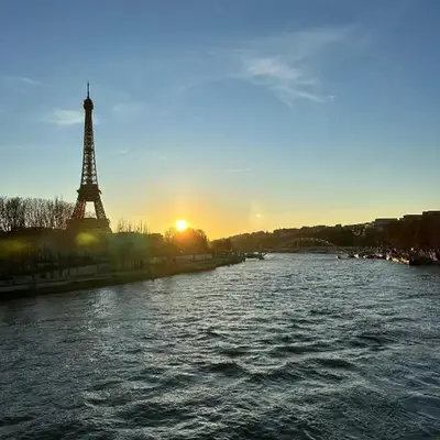 LV2 Au cœur de l'Avenue des Champs-Elysées Arc de Triomphe