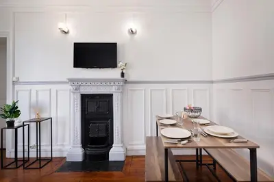Télévision ou salle de divertissement dans l'établissement 63 m2 Apartment Parisian charm ideal for work and relaxation