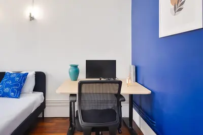 Télévision ou salle de divertissement dans l'établissement 63 m2 Apartment Parisian charm ideal for work and relaxation