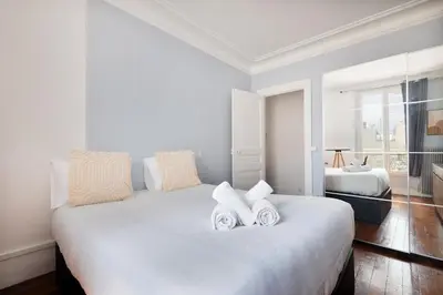 Un ou plusieurs lits dans un hébergement de l'établissement 63 m2 Apartment Parisian charm ideal for work and relaxation