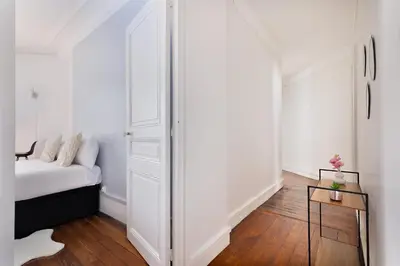 Un ou plusieurs lits dans un hébergement de l'établissement 63 m2 Apartment Parisian charm ideal for work and relaxation