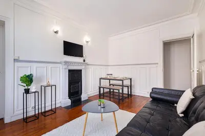 Télévision ou salle de divertissement dans l'établissement 63 m2 Apartment Parisian charm ideal for work and relaxation