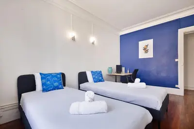 Un ou plusieurs lits dans un hébergement de l'établissement 63 m2 Apartment Parisian charm ideal for work and relaxation