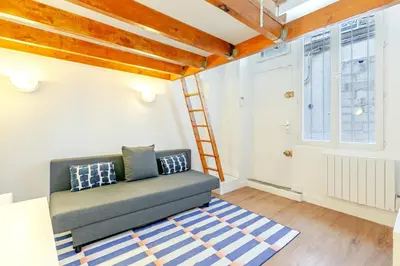 Coin salon dans l'établissement Studio cool avec mezzanine 17ème arrondissement