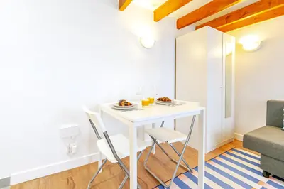 Coin salon dans l'établissement Studio cool avec mezzanine 17ème arrondissement