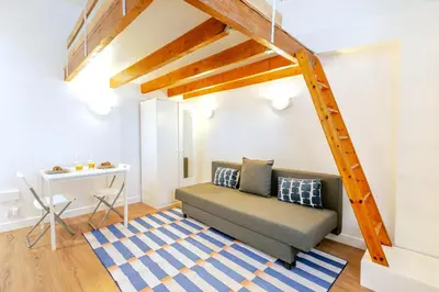 Coin salon dans l'établissement Studio cool avec mezzanine 17ème arrondissement