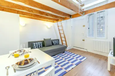 Coin salon dans l'établissement Studio cool avec mezzanine 17ème arrondissement
