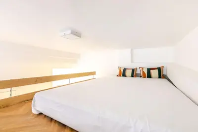 Un ou plusieurs lits dans un hébergement de l'établissement Studio cool avec mezzanine 17ème arrondissement