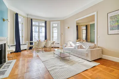 Coin salon dans l'établissement Charme et standing - 2 chambres proches Trocadéro