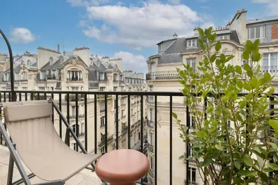 Balcon ou terrasse dans l'établissement Bright & Chic apartment Near Porte Maillot - 4P