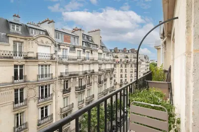 Balcon ou terrasse dans l'établissement Bright & Chic apartment Near Porte Maillot - 4P