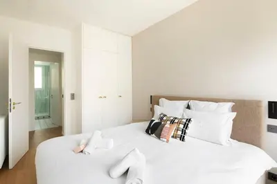 Un ou plusieurs lits dans un hébergement de l'établissement Bright & Chic apartment Near Porte Maillot - 4P