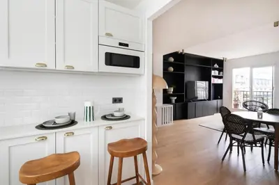 Cuisine ou kitchenette dans l'établissement Bright & Chic apartment Near Porte Maillot - 4P
