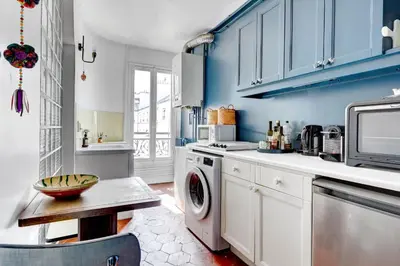 Cuisine ou kitchenette dans l'établissement Charmant 70m2 pour 4 pers Rue de Crussol Paris