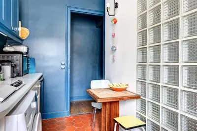 Cuisine ou kitchenette dans l'établissement Charmant 70m2 pour 4 pers Rue de Crussol Paris