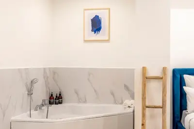 Salle de bains dans l'établissement Keyz - Central 2 Bedrooms near the Picasso Museum