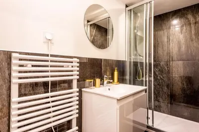 Salle de bains dans l'établissement Keyz - Central 2 Bedrooms near the Picasso Museum