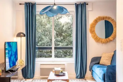 Télévision ou salle de divertissement dans l'établissement Keyz - Central 2 Bedrooms near the Picasso Museum