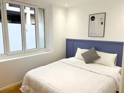 Un ou plusieurs lits dans un hébergement de l'établissement Celine 16 Paris Lumière 2 Bedroom by Eiffel Tower