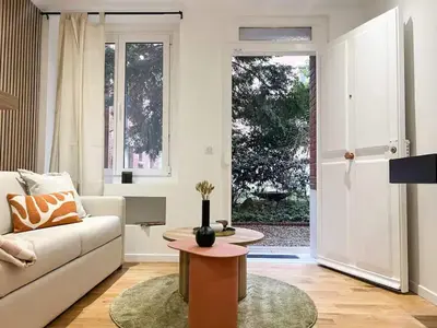 Coin salon dans l'établissement Celine 16 Paris Lumière 2 Bedroom by Eiffel Tower