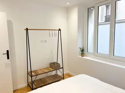 Un ou plusieurs lits dans un hébergement de l'établissement Celine 16 Paris Lumière 2 Bedroom by Eiffel Tower