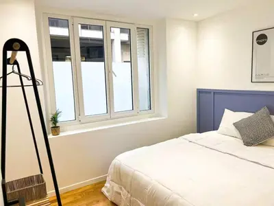 Un ou plusieurs lits dans un hébergement de l'établissement Celine 16 Paris Lumière 2 Bedroom by Eiffel Tower