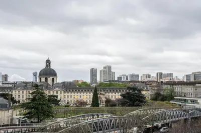 Vue générale sur Paris ou vue de la ville depuis l'appartement