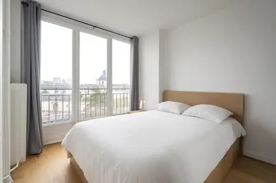 Un ou plusieurs lits dans un hébergement de l'établissement GuestReady - Stylish Retreat in the Latin Quarter