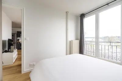 Un ou plusieurs lits dans un hébergement de l'établissement GuestReady - Stylish Retreat in the Latin Quarter