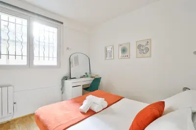 Un ou plusieurs lits dans un hébergement de l'établissement Modern Parisian Retreat Cozy T2 in Paris 02
