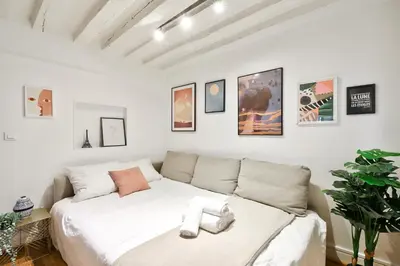 Un ou plusieurs lits dans un hébergement de l'établissement Modern Parisian Retreat Cozy T2 in Paris 02