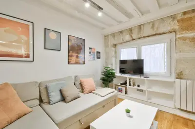 Télévision ou salle de divertissement dans l'établissement Modern Parisian Retreat Cozy T2 in Paris 02