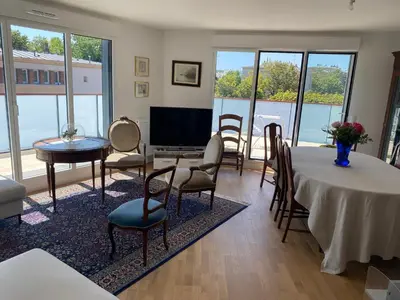Télévision ou salle de divertissement dans l'établissement PENTHOUSE Terrasse vue Paris 7mn Montparnasse et 5mn Porte de Versailles