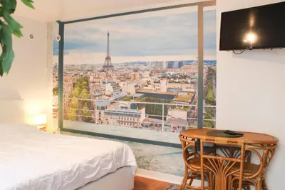Télévision ou salle de divertissement dans l'établissement Cosy Studio Cœur de Montparnasse