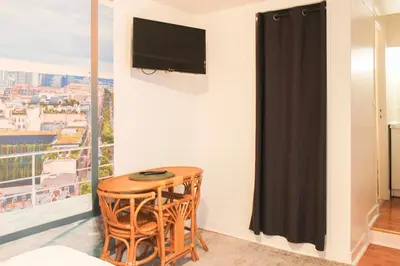 Télévision ou salle de divertissement dans l'établissement Cosy Studio Cœur de Montparnasse