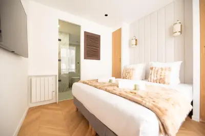 Un ou plusieurs lits dans un hébergement de l'établissement Stylish Flat in Paris' Center