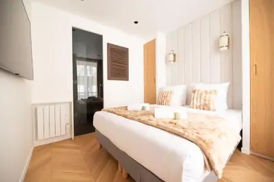 Un ou plusieurs lits dans un hébergement de l'établissement Stylish Flat in Paris' Center