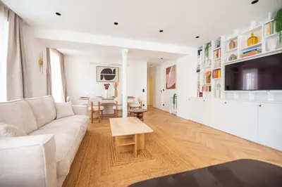 Télévision ou salle de divertissement dans l'établissement Stylish Flat in Paris' Center