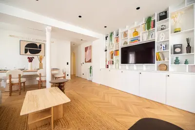 Télévision ou salle de divertissement dans l'établissement Stylish Flat in Paris' Center