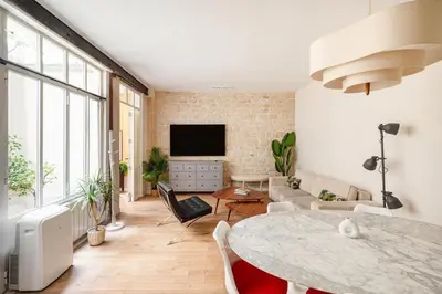 Télévision ou salle de divertissement dans l'établissement Elegant Flat - 6 Guests - Saint Germain des Prés