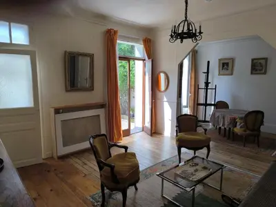 Coin salon dans l'établissement Large two-room apartment with garden