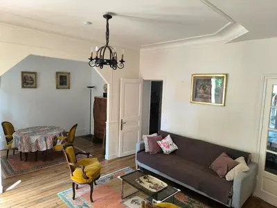 Coin salon dans l'établissement Large two-room apartment with garden