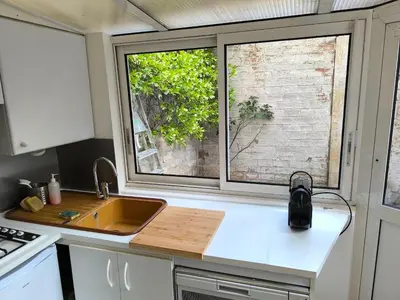Cuisine ou kitchenette dans l'établissement Large two-room apartment with garden