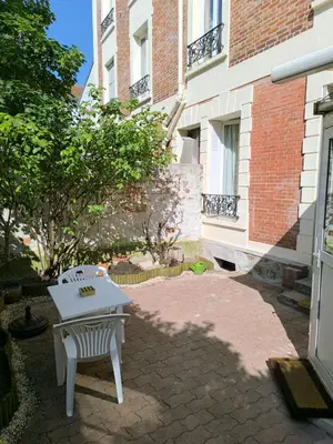 Jardin de l'établissement Large two-room apartment with garden
