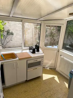 Plan de l'établissement Large two-room apartment with garden