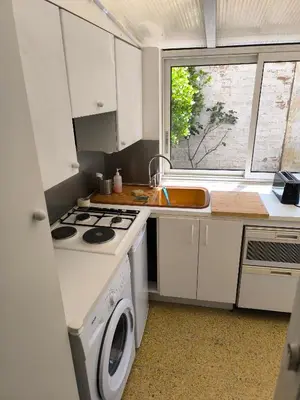 Cuisine ou kitchenette dans l'établissement Large two-room apartment with garden