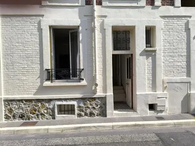 Façade ou entrée de l'établissement Large two-room apartment with garden