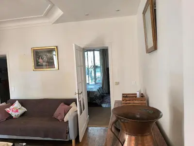 Coin salon dans l'établissement Large two-room apartment with garden