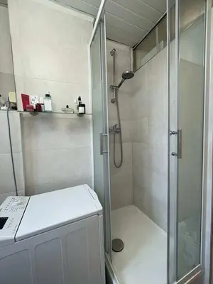 Salle de bains dans l'établissement Fastrentbnb Appartement complet Paris Crimee