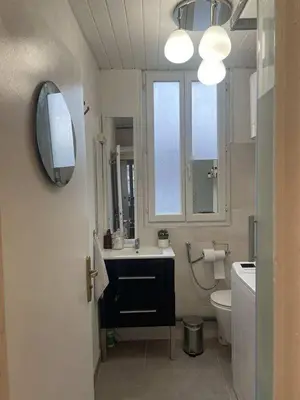 Salle de bains dans l'établissement Fastrentbnb Appartement complet Paris Crimee